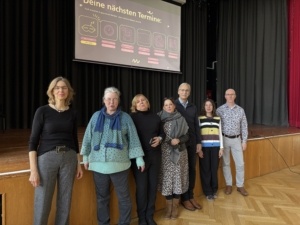 Das Projektteam vor der Bühne im FKG