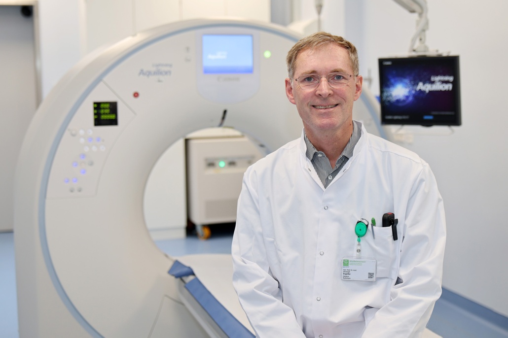 Prof. Dr. Christoph Engelke,
Initiator des Netzwerks „Lungenkrebs
CT-Screening Mitteldeutschland“ steht
vor einem Multislice CT-Gerät im Ev.
Krankenhaus Göttingen-Weende.
Foto: EKW